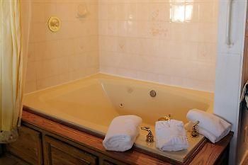 Sybaris Pool Suites Mequon Brown Deer Eksteriør bilde